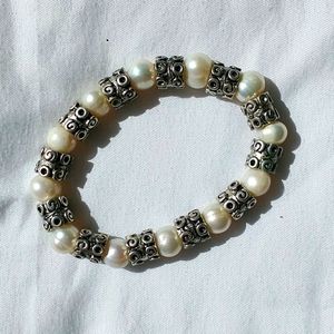 Pearl and silver stretchy bracelet